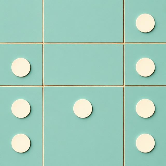 Illustration of a soft teal grid marking a treatment rhythm